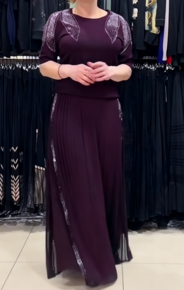 Elegancki garnitur z cekinowymi zdobieniami, krótkimi rękawami i okrągłym dekoltem.