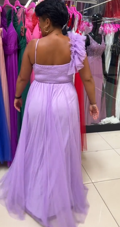 Sukienka z falbankami, tiulem, wysokim rozcięciem na jedno ramię