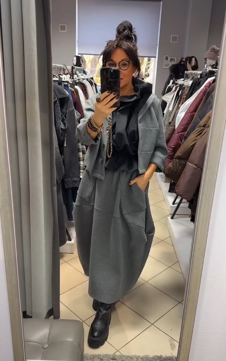 Płaszcz z kapeluszem i długą, luźną spódnicą z dużymi kieszeniami.