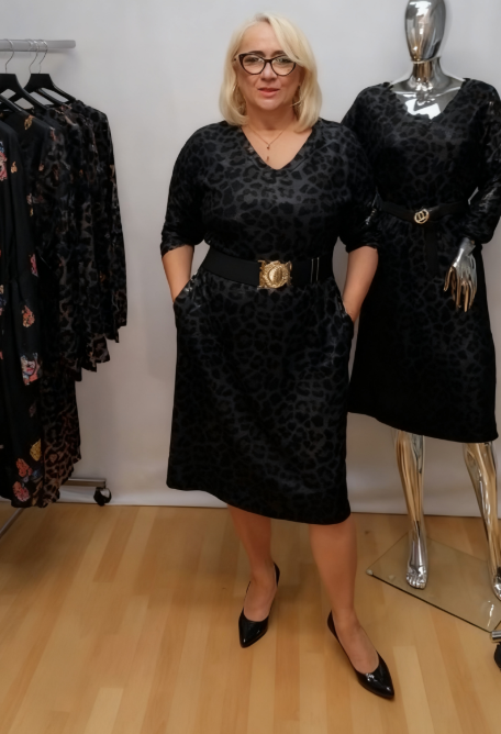 👗Sukienka z dekoltem w serek, stylowym paskiem z ozdobnymi klamrami, kieszeniami i wyjątkowym nadrukiem w panterkę