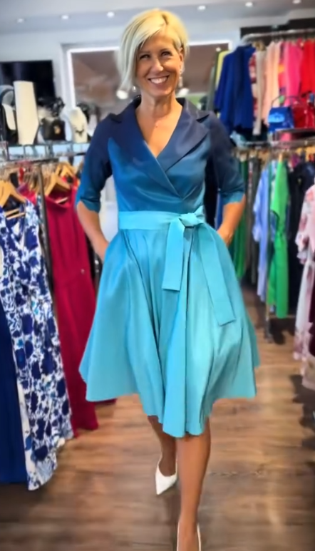 Sukienka z klapami i rękawem trzy czwarte