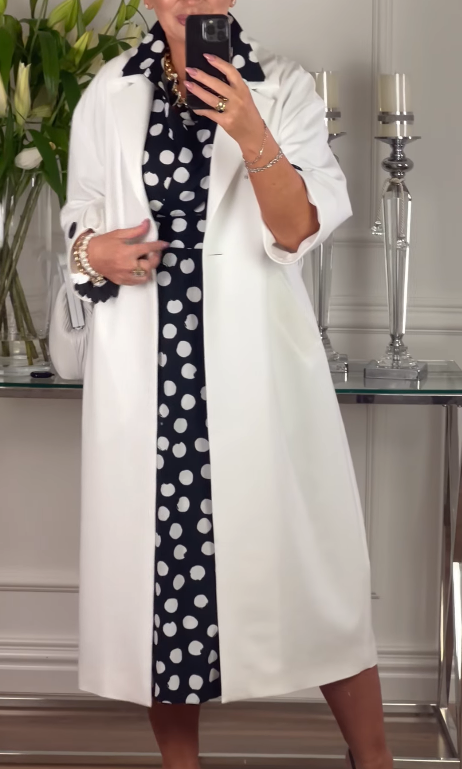 Elegancki strój: sukienka w groszki i jednolity płaszcz