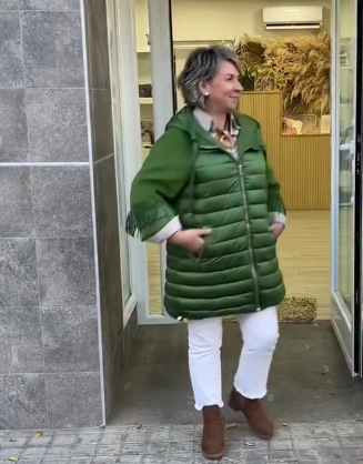 Płaszcz zimowy damski z kapturem i ozdobą w postaci frędzli