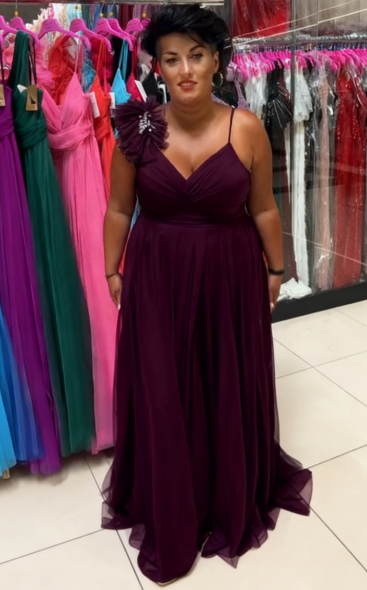 Sukienka z falbankami, tiulem, wysokim rozcięciem na jedno ramię