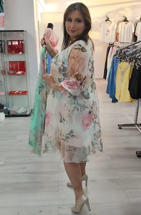 Sukienka z nadrukiem wykonana z lekkiego materiału