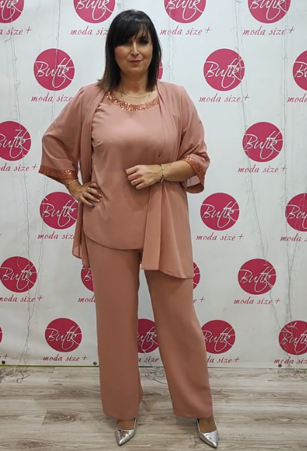 Lekki, trzyczęściowy komplet z cekinami zdobiącymi górę i mankiety.