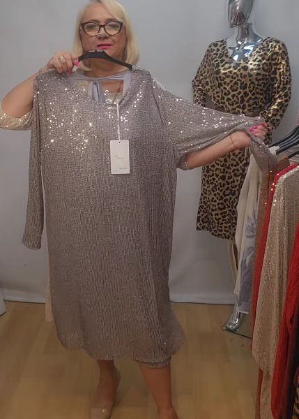 Sukienka z cekinami i okrągłym dekoltem oraz rękawami o długości 3/4