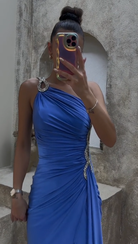 Sukienka z rozcięciem na jedno ramię, zdobiona cekinami