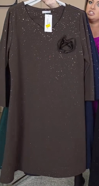 Elegancka sukienka z okrągłym dekoltem ozdobiona cekinami i kwiatowymi aplikacjami.