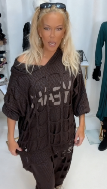 Dwuczęściowy komplet zawiera ubrania z nadrukowanymi literami i wycinanymi wzorami.