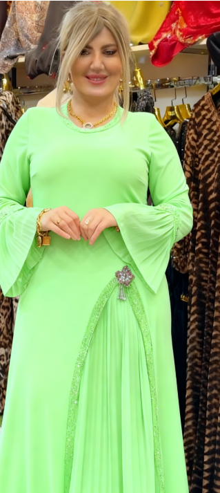 Sukienka z okrągłym dekoltem i rękawami w kształcie dzwonów, ozdobiona cekinami.