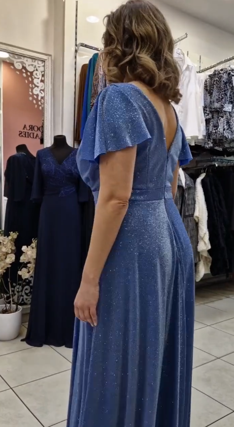 Dekolt w serek, skrzyżowany krój z przodu, rozszerzane rękawy, sukienka