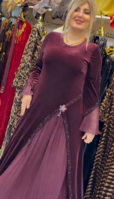 Sukienka z okrągłym dekoltem i rękawami w kształcie dzwonów, ozdobiona cekinami.