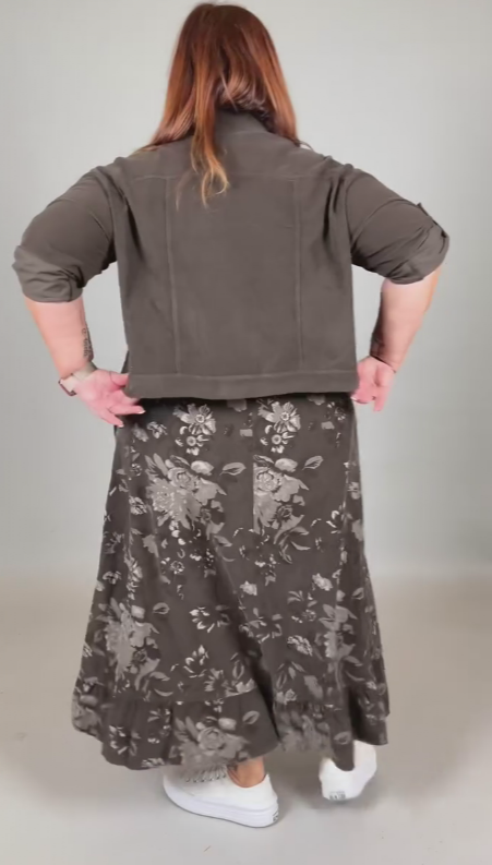 Luźna, bezrękawa sukienka w kwiaty w połączeniu z kurtką jeansową