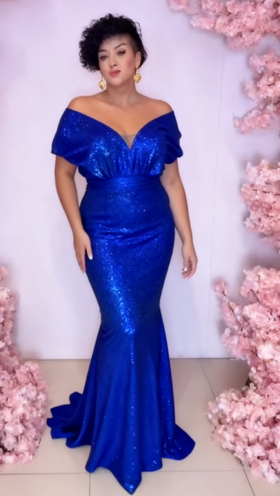 Sukienka z cekinami i dekoltem w serek, eleganckim krojem typu rybi ogon