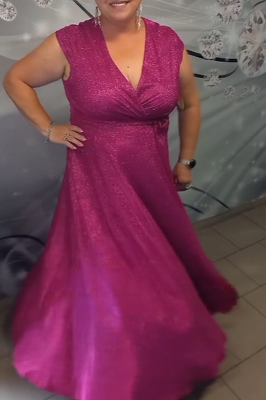 Lśniąca Sukienka z Dekoltem V