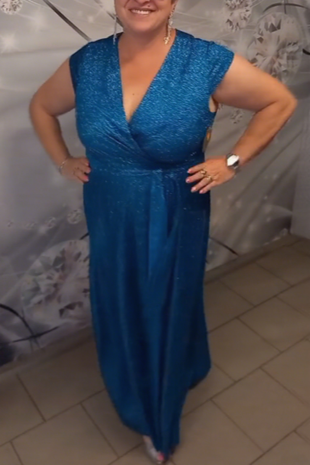 Lśniąca Sukienka z Dekoltem V