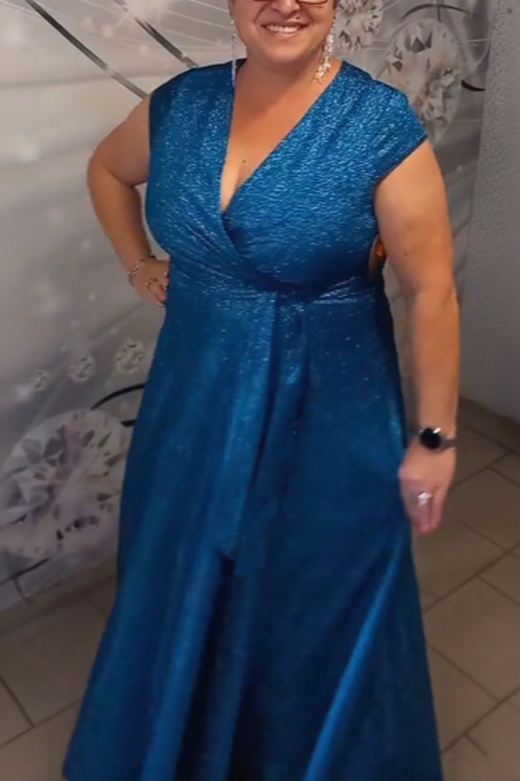 Lśniąca Sukienka z Dekoltem V