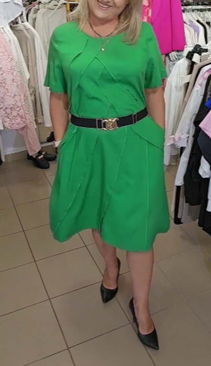 Sukienka z paskiem ze złotym detalem