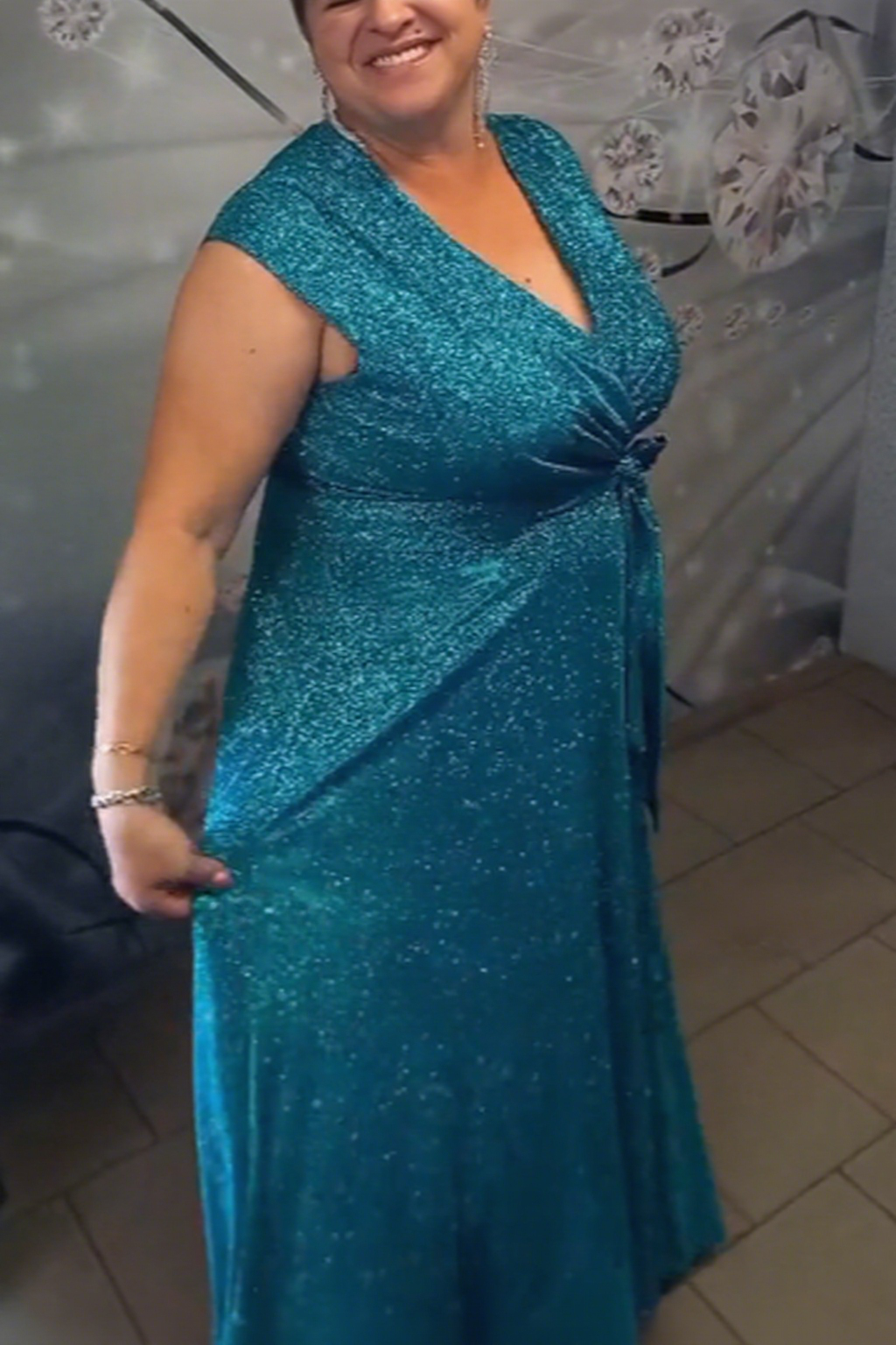 Lśniąca Sukienka z Dekoltem V