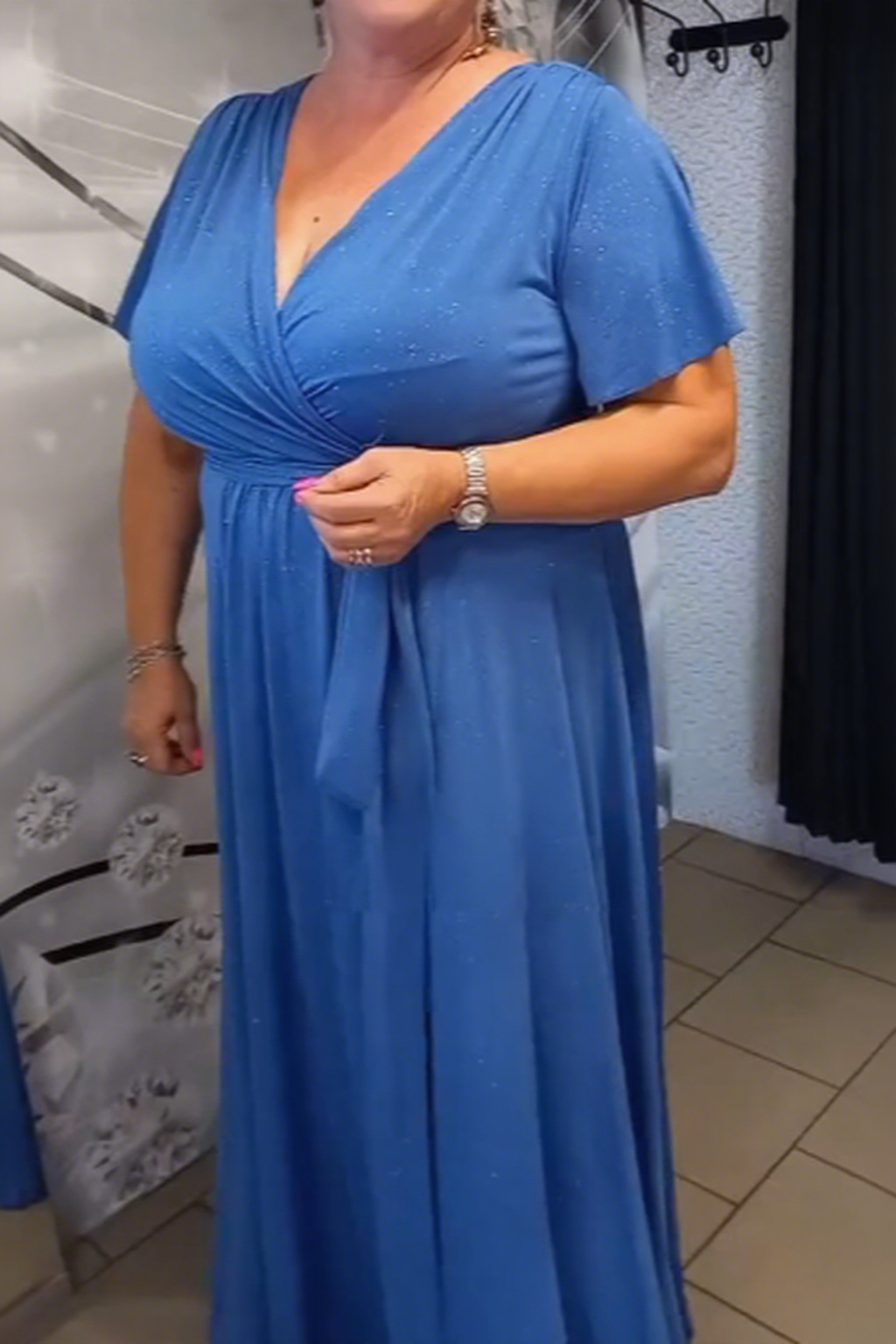 Elegancka Sukienka z Dekoltem V