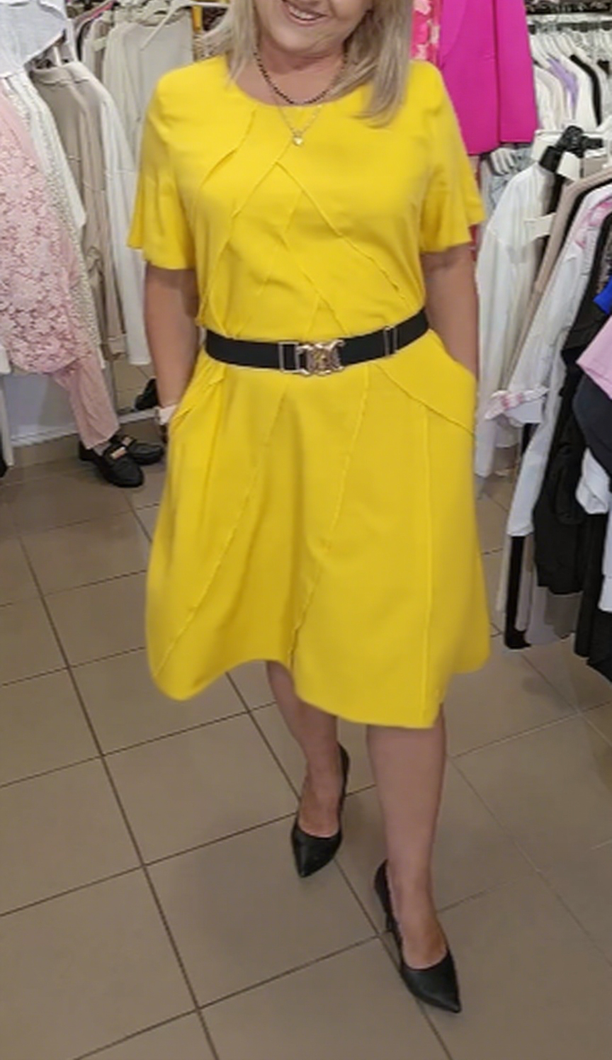 Sukienka z paskiem ze złotym detalem