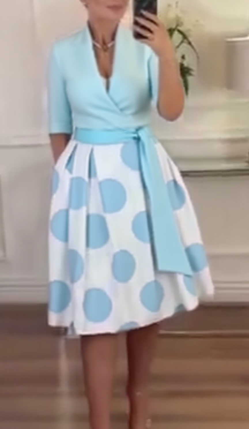 Suknia z kropkami i pasem