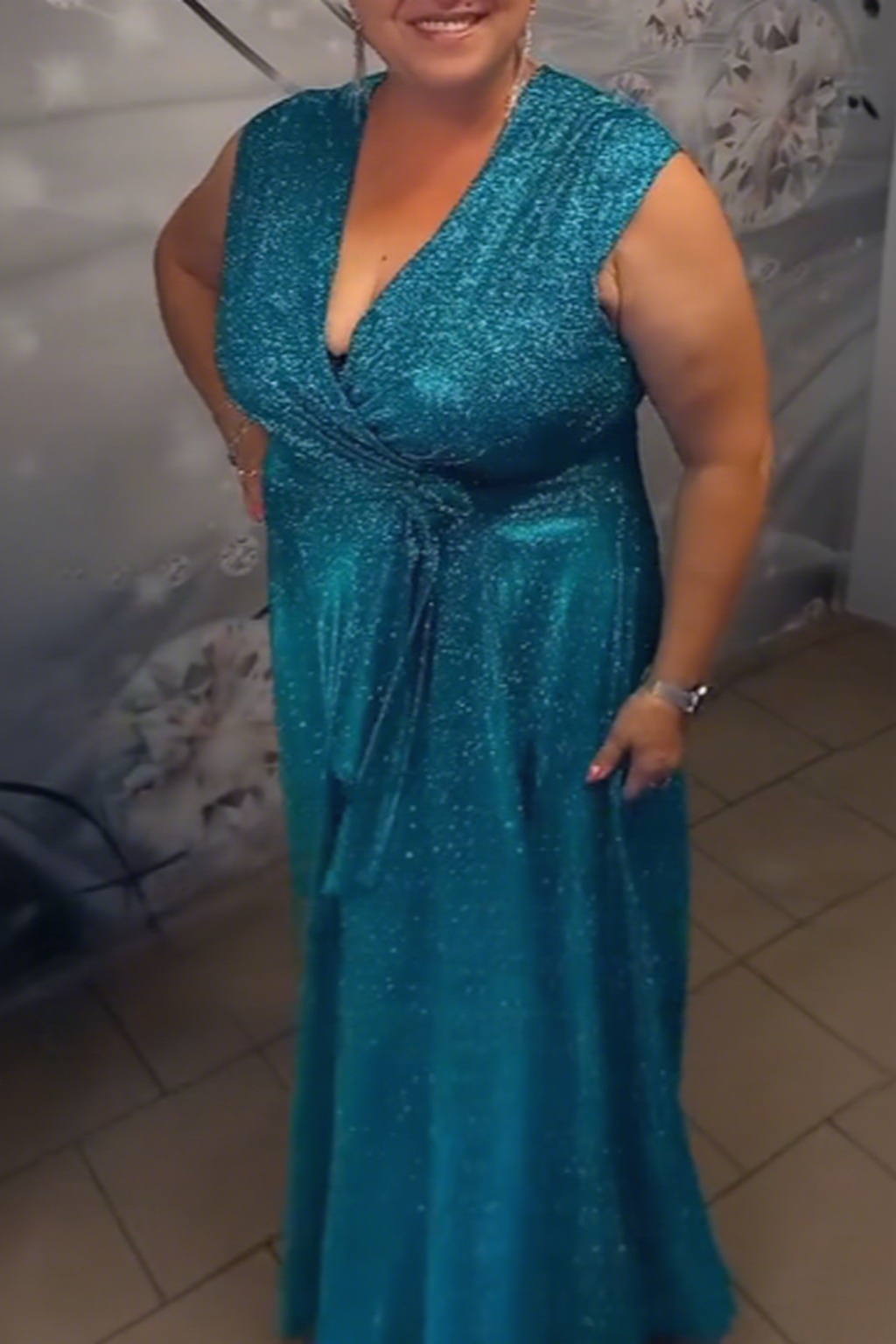 Lśniąca Sukienka z Dekoltem V