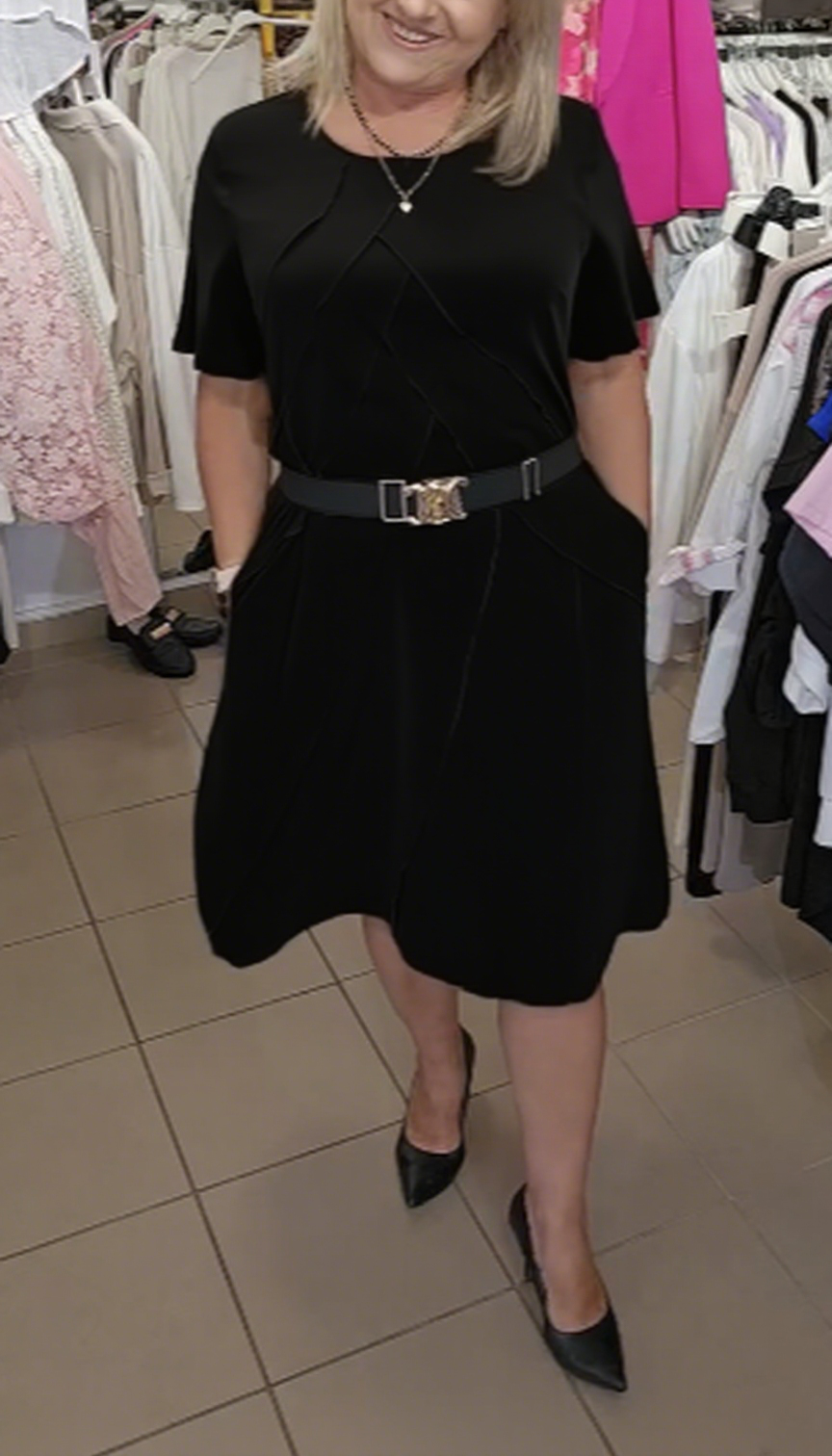 Sukienka z paskiem ze złotym detalem