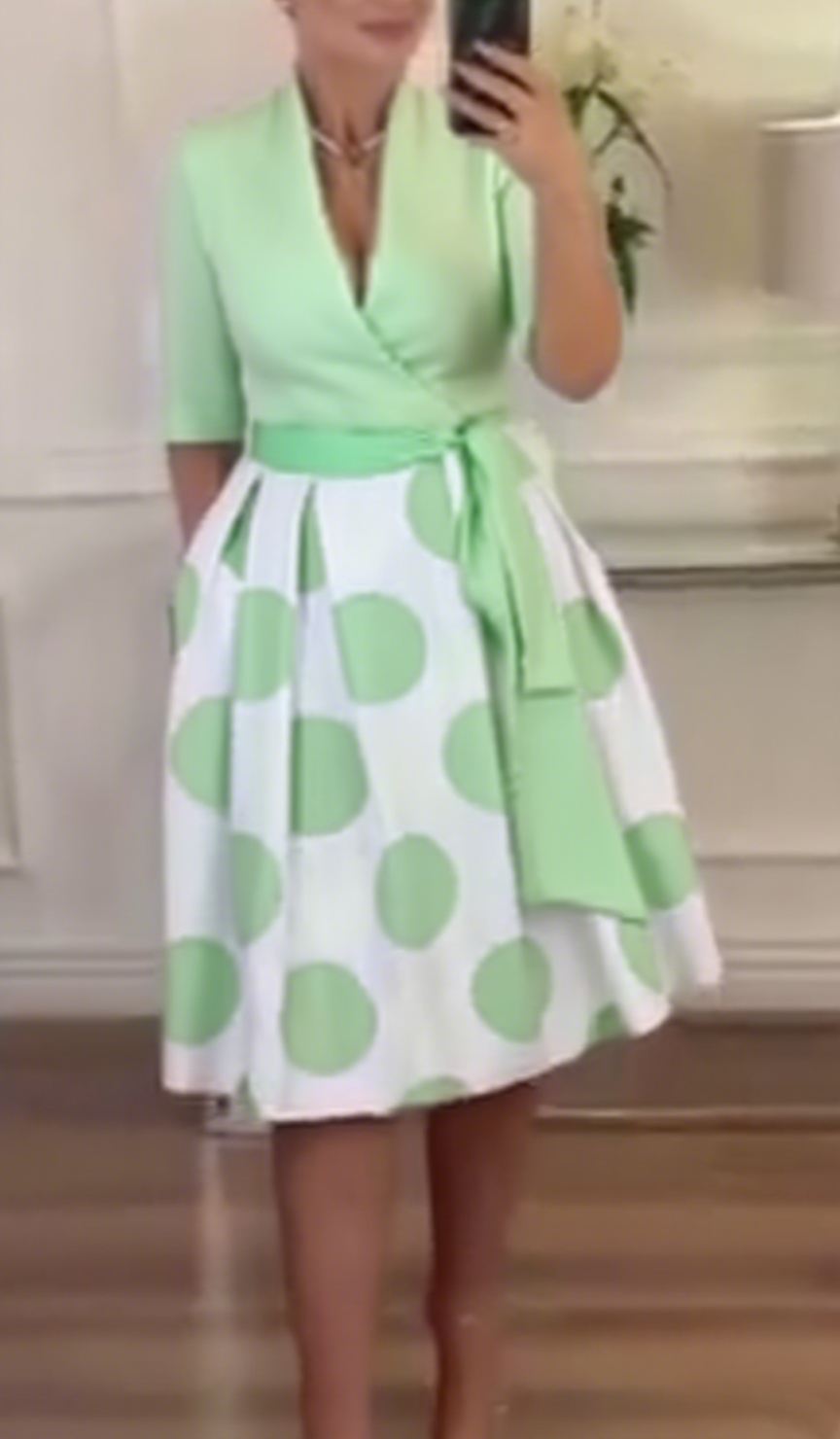 Suknia z kropkami i pasem