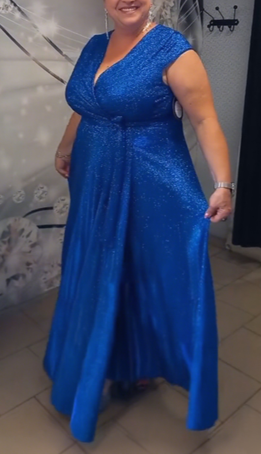 Lśniąca Sukienka z Dekoltem V