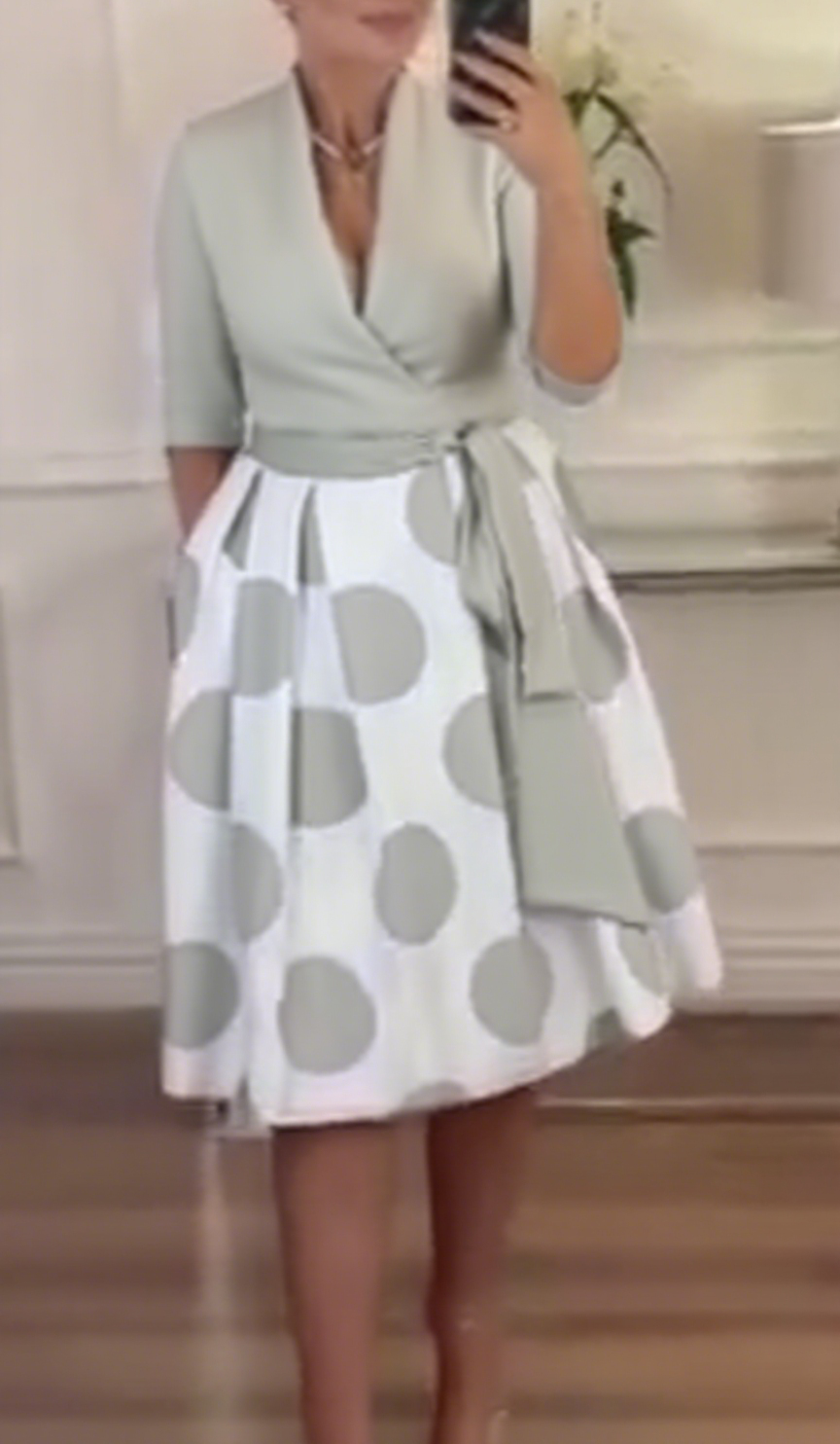 Suknia z kropkami i pasem