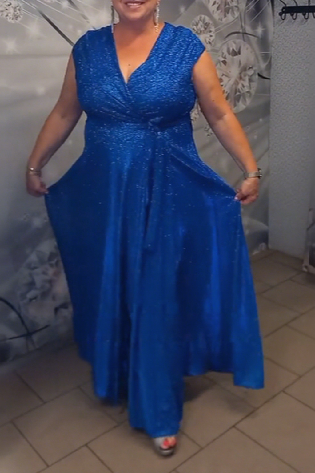 Lśniąca Sukienka z Dekoltem V