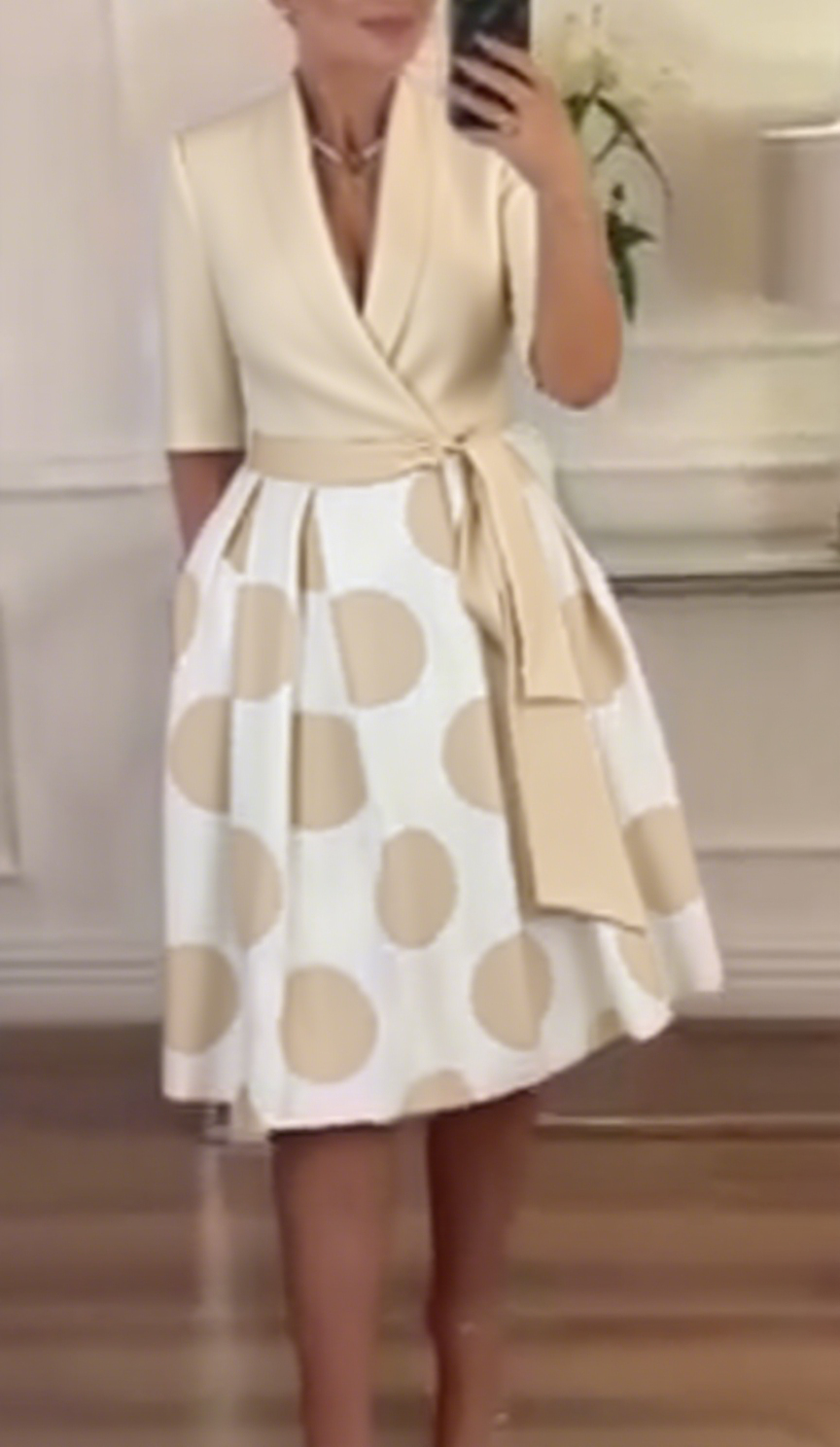 Suknia z kropkami i pasem