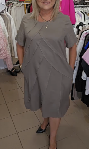 Sukienka z paskiem ze złotym detalem