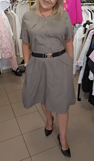 Sukienka z paskiem ze złotym detalem