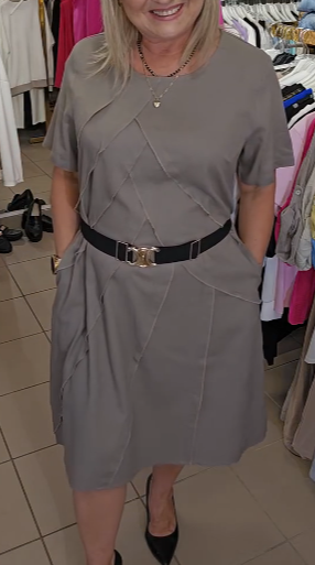 Sukienka z paskiem ze złotym detalem