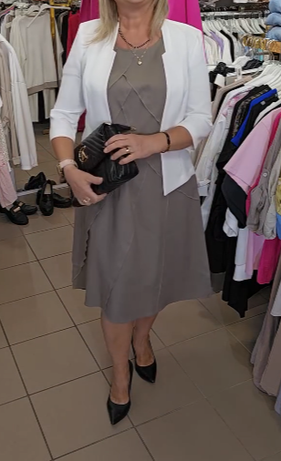 Sukienka z paskiem ze złotym detalem