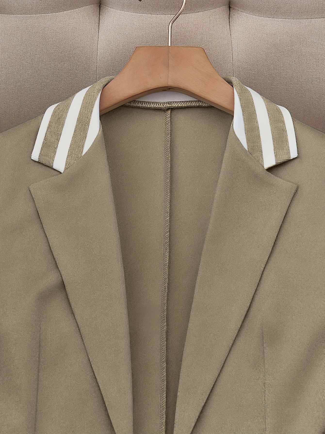 Elegancki beżowy garnitur z dwoma guzikami - Chic Solid