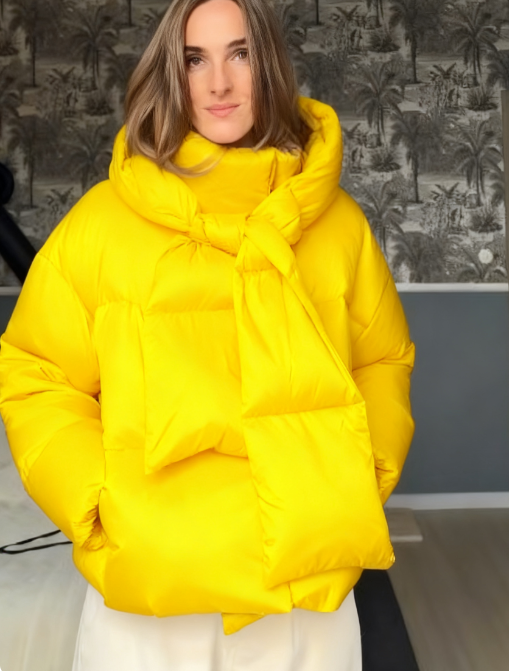 Praktyczna kurtka puchowa z kapturem w kształcie szalika.