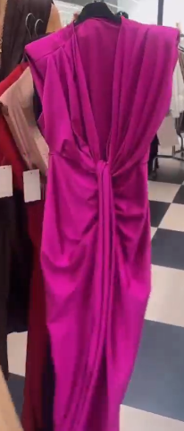 Sukienka bez rękawów z dekoltem w serek i skręconymi zakładkami