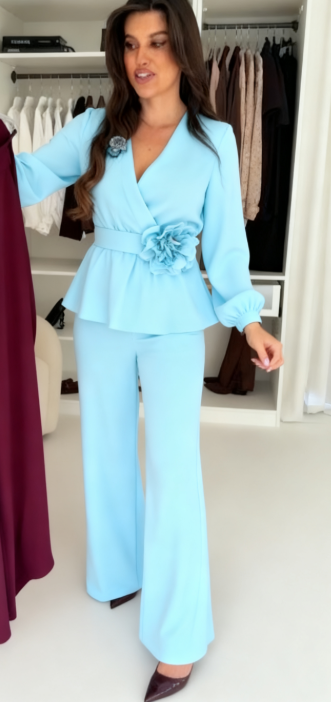 Garnitur damski z ręcznie wykonanymi trójwymiarowymi kwiatowymi zdobieniami w talii i luźnymi spodniami.