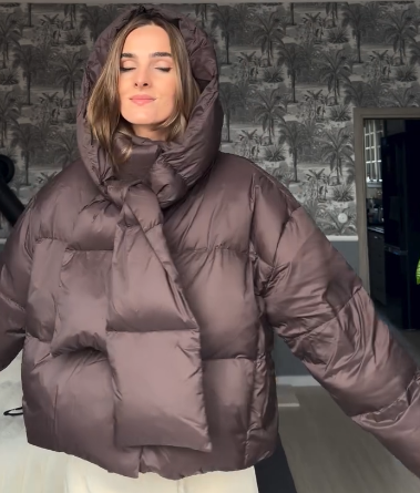 Praktyczna kurtka puchowa z kapturem w kształcie szalika.