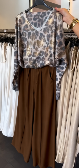 Koszula z nadrukiem w panterkę i dekoltem w serek w połączeniu ze spodniami z szerokimi nogawkami