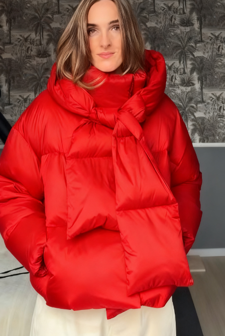 Praktyczna kurtka puchowa z kapturem w kształcie szalika.