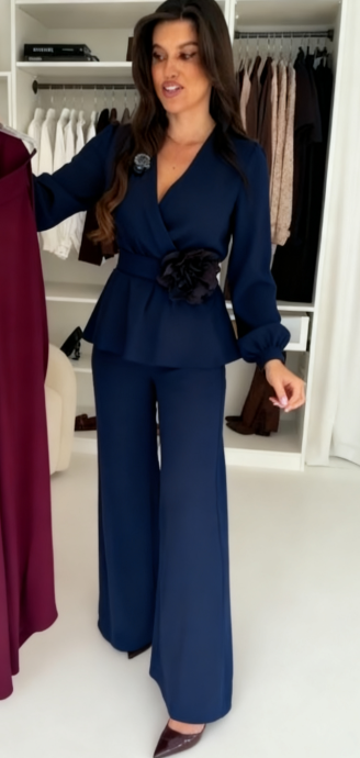 Garnitur damski z ręcznie wykonanymi trójwymiarowymi kwiatowymi zdobieniami w talii i luźnymi spodniami.