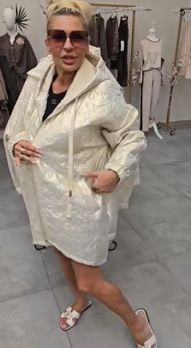 Damska bawełniana kurtka z kapturem i długim rękawem, ściągana sznurkiem, odpowiednia do noszenia jesienią i zimą, ozdobiona kwiatowym wzorem.