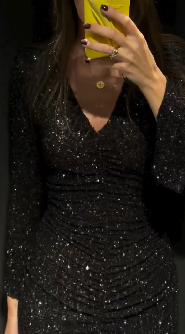 Sukienka z głębokim dekoltem w serek, delikatnymi rozcięciami i zdobieniami z cekinów.