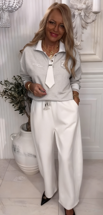 Dwuczęściowy komplet damski: bluzka z kołnierzykiem i krawatem, spodnie ściągane sznurkiem.