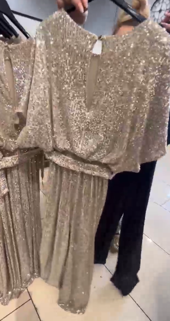 Sukienka z teksturą i cekinami, z okrągłym dekoltem i dynamiczną plisowaną spódnicą.